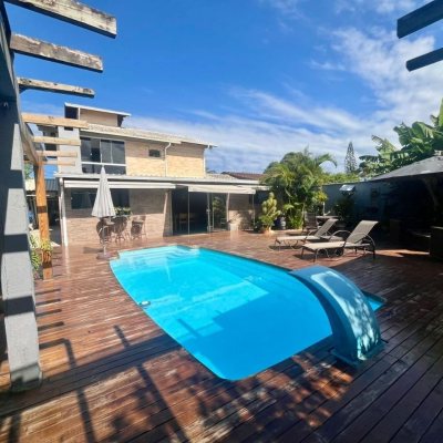 Casa Residencial com 281m², 3 quartos (sendo 3 suítes), 3 garagens, no bairro Campeche em Florianópolis