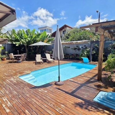Casa Residencial com 281m², 3 quartos (sendo 3 suítes), 3 garagens, no bairro Campeche em Florianópolis