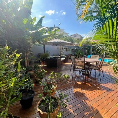 Casa Residencial com 281m², 3 quartos (sendo 3 suítes), 3 garagens, no bairro Campeche em Florianópolis