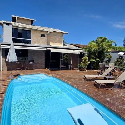 Casa Residencial com 281m², 3 quartos (sendo 3 suítes), 3 garagens, no bairro Campeche em Florianópolis
