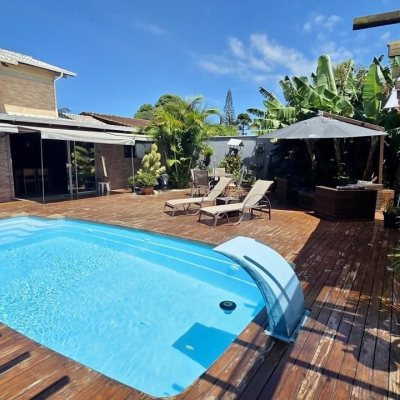 Casa Residencial com 281m², 3 quartos (sendo 3 suítes), 3 garagens, no bairro Campeche em Florianópolis