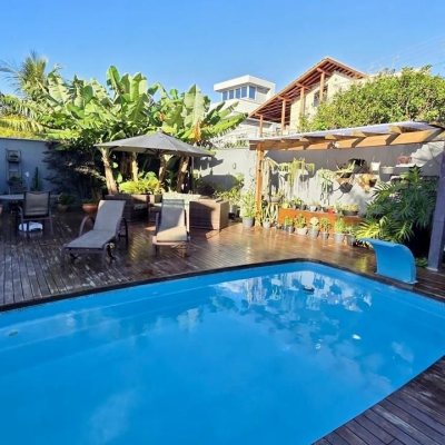 Casa Residencial com 281m², 3 quartos (sendo 3 suítes), 3 garagens, no bairro Campeche em Florianópolis