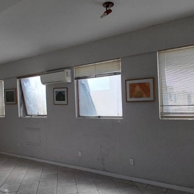Sala com 42m², no bairro Centro em Florianópolis