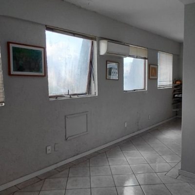 Sala com 42m², no bairro Centro em Florianópolis