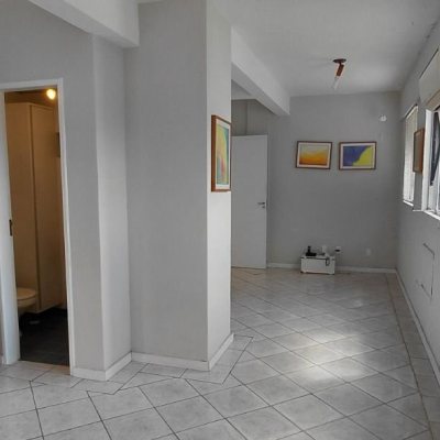 Sala com 42m², no bairro Centro em Florianópolis