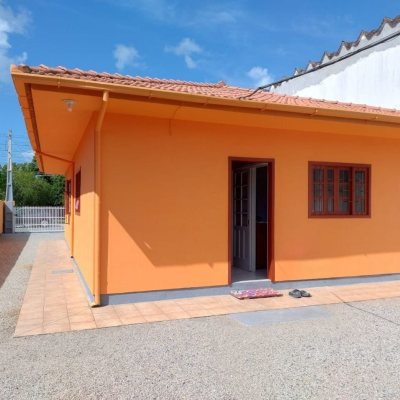 Casa Residencial com 111m², 3 quartos, 1 suíte, 3 garagens, no bairro São João Do Rio Vermelho em Florianópolis