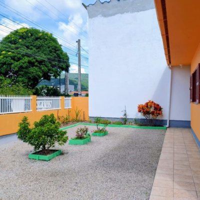 Casa Residencial com 111m², 3 quartos, 1 suíte, 3 garagens, no bairro São João Do Rio Vermelho em Florianópolis