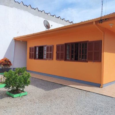 Casa Residencial com 111m², 3 quartos, 1 suíte, 3 garagens, no bairro São João Do Rio Vermelho em Florianópolis