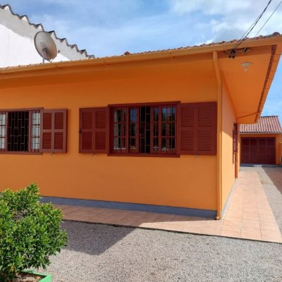 Casa Residencial com 111m², 3 quartos, 1 suíte, 3 garagens, no bairro São João Do Rio Vermelho em Florianópolis