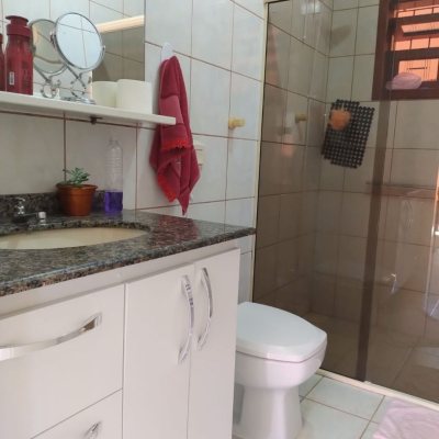 Casa Residencial com 111m², 3 quartos, 1 suíte, 3 garagens, no bairro São João Do Rio Vermelho em Florianópolis