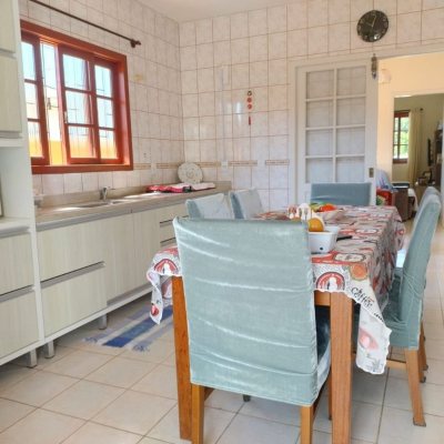 Casa Residencial com 111m², 3 quartos, 1 suíte, 3 garagens, no bairro São João Do Rio Vermelho em Florianópolis