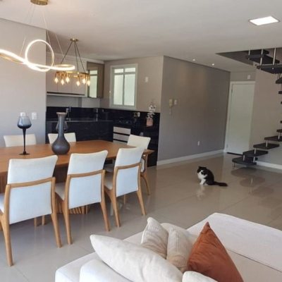 Cobertura com 162m², 3 quartos, 1 suíte, 2 garagens, no bairro Canasvieiras em Florianópolis