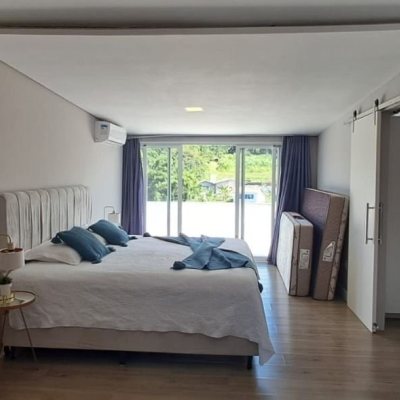 Cobertura com 162m², 3 quartos, 1 suíte, 2 garagens, no bairro Canasvieiras em Florianópolis