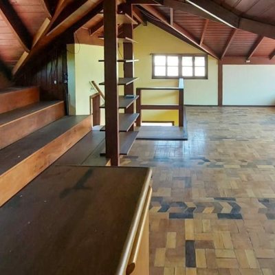 Casa Residencial com 210m², 4 quartos (sendo 2 suítes), 3 garagens, no bairro Morro das Pedras em Florianópolis