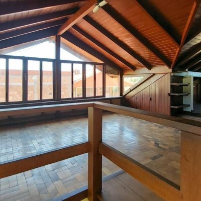 Casa Residencial com 210m², 4 quartos (sendo 2 suítes), 3 garagens, no bairro Morro das Pedras em Florianópolis