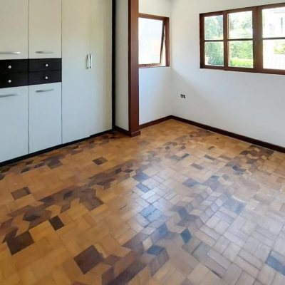 Casa Residencial com 210m², 4 quartos (sendo 2 suítes), 3 garagens, no bairro Morro das Pedras em Florianópolis