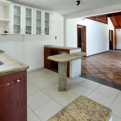 Casa Residencial com 210m², 4 quartos (sendo 2 suítes), 3 garagens, no bairro Morro das Pedras em Florianópolis