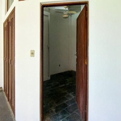 Casa Residencial com 210m², 4 quartos (sendo 2 suítes), 3 garagens, no bairro Morro das Pedras em Florianópolis