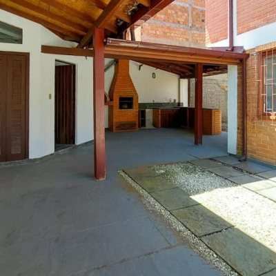 Casa Residencial com 210m², 4 quartos (sendo 2 suítes), 3 garagens, no bairro Morro das Pedras em Florianópolis