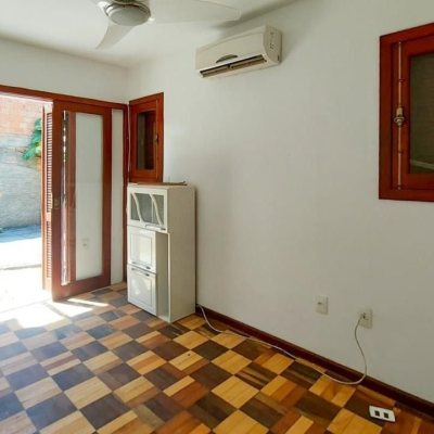 Casa Residencial com 210m², 4 quartos (sendo 2 suítes), 3 garagens, no bairro Morro das Pedras em Florianópolis