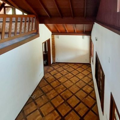Casa Residencial com 210m², 4 quartos (sendo 2 suítes), 3 garagens, no bairro Morro das Pedras em Florianópolis