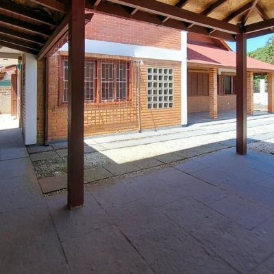 Casa Residencial com 210m², 4 quartos (sendo 2 suítes), 3 garagens, no bairro Morro das Pedras em Florianópolis