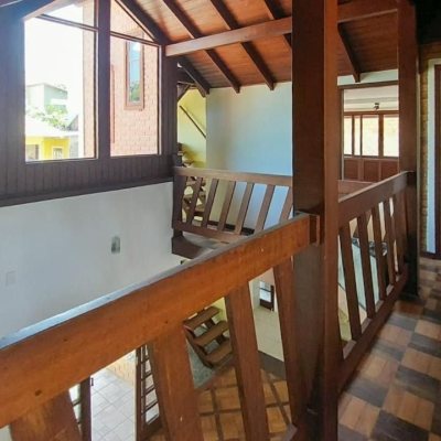 Casa Residencial com 210m², 4 quartos (sendo 2 suítes), 3 garagens, no bairro Morro das Pedras em Florianópolis