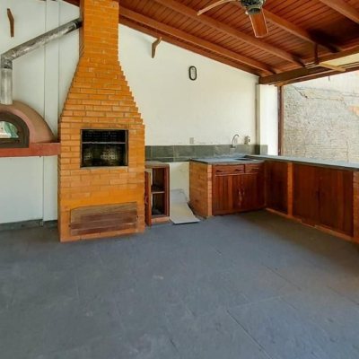 Casa Residencial com 210m², 4 quartos (sendo 2 suítes), 3 garagens, no bairro Morro das Pedras em Florianópolis