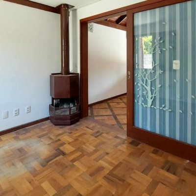 Casa Residencial com 210m², 4 quartos (sendo 2 suítes), 3 garagens, no bairro Morro das Pedras em Florianópolis