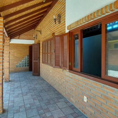 Casa Residencial com 210m², 4 quartos (sendo 2 suítes), 3 garagens, no bairro Morro das Pedras em Florianópolis