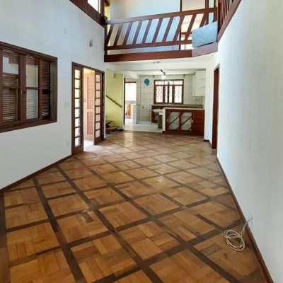 Casa Residencial com 210m², 4 quartos (sendo 2 suítes), 3 garagens, no bairro Morro das Pedras em Florianópolis