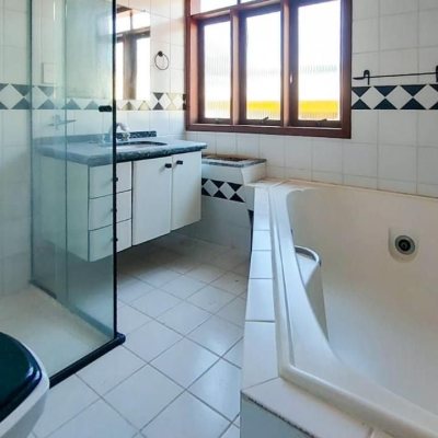 Casa Residencial com 210m², 4 quartos (sendo 2 suítes), 3 garagens, no bairro Morro das Pedras em Florianópolis