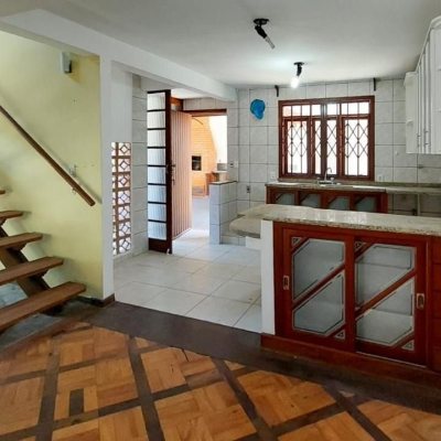 Casa Residencial com 210m², 4 quartos (sendo 2 suítes), 3 garagens, no bairro Morro das Pedras em Florianópolis