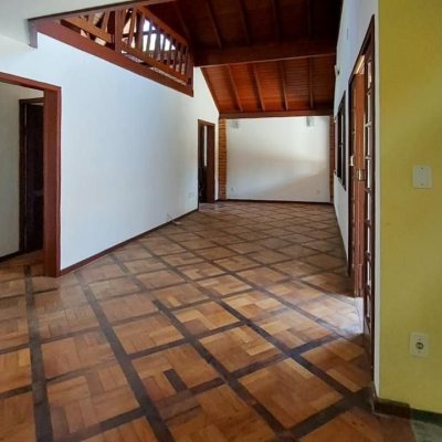 Casa Residencial com 210m², 4 quartos (sendo 2 suítes), 3 garagens, no bairro Morro das Pedras em Florianópolis
