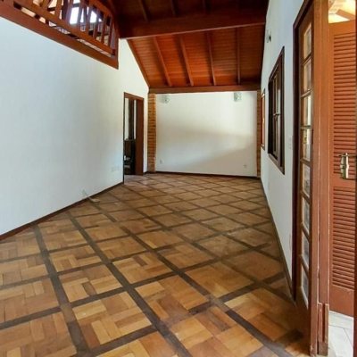 Casa Residencial com 210m², 4 quartos (sendo 2 suítes), 3 garagens, no bairro Morro das Pedras em Florianópolis