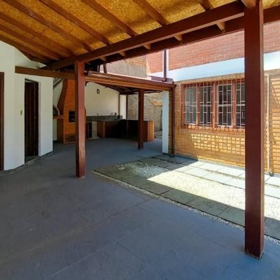 Casa Residencial com 210m², 4 quartos (sendo 2 suítes), 3 garagens, no bairro Morro das Pedras em Florianópolis