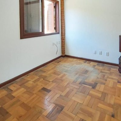 Casa Residencial com 210m², 4 quartos (sendo 2 suítes), 3 garagens, no bairro Morro das Pedras em Florianópolis