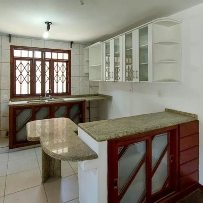 Casa Residencial com 210m², 4 quartos (sendo 2 suítes), 3 garagens, no bairro Morro das Pedras em Florianópolis