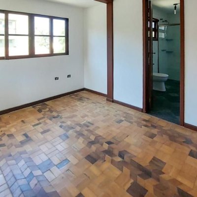 Casa Residencial com 210m², 4 quartos (sendo 2 suítes), 3 garagens, no bairro Morro das Pedras em Florianópolis