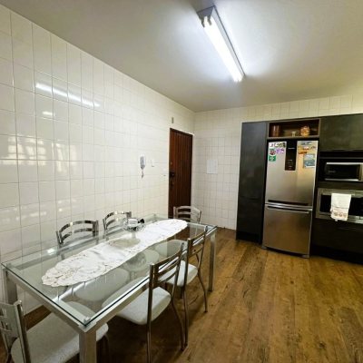 Apartamentos com 147m², 3 quartos (sendo 1 suíte), no bairro Coqueiros em Florianópolis