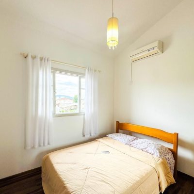Casa Residencial com 239m², 5 quartos (sendo 1 suíte), 2 garagens, no bairro Carianos em Florianópolis