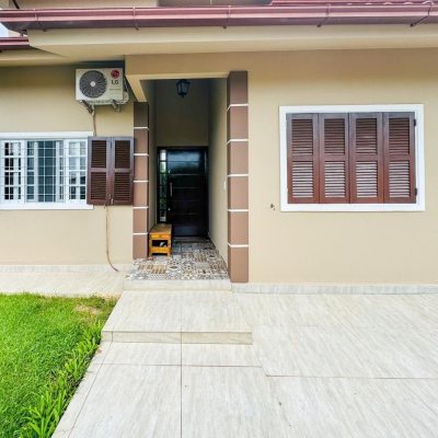 Casa Residencial com 239m², 5 quartos (sendo 1 suíte), 2 garagens, no bairro Carianos em Florianópolis