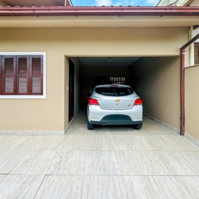 Casa Residencial com 239m², 5 quartos (sendo 1 suíte), 2 garagens, no bairro Carianos em Florianópolis