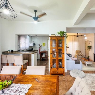 Casa Residencial com 239m², 5 quartos (sendo 1 suíte), 2 garagens, no bairro Carianos em Florianópolis