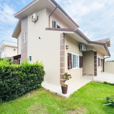 Casa Residencial com 239m², 5 quartos (sendo 1 suíte), 2 garagens, no bairro Carianos em Florianópolis