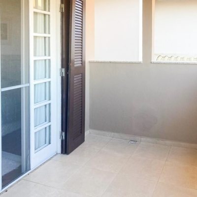 Casa Residencial com 239m², 5 quartos (sendo 1 suíte), 2 garagens, no bairro Carianos em Florianópolis