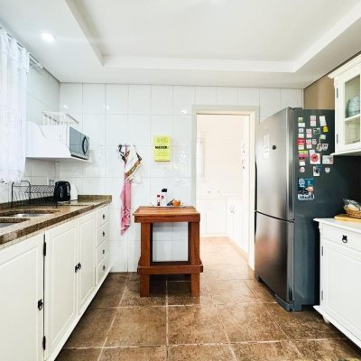 Casa Residencial com 239m², 5 quartos (sendo 1 suíte), 2 garagens, no bairro Carianos em Florianópolis