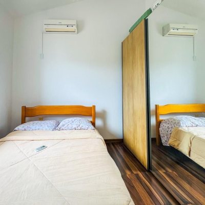 Casa Residencial com 239m², 5 quartos (sendo 1 suíte), 2 garagens, no bairro Carianos em Florianópolis