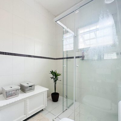 Casa Residencial com 239m², 5 quartos (sendo 1 suíte), 2 garagens, no bairro Carianos em Florianópolis