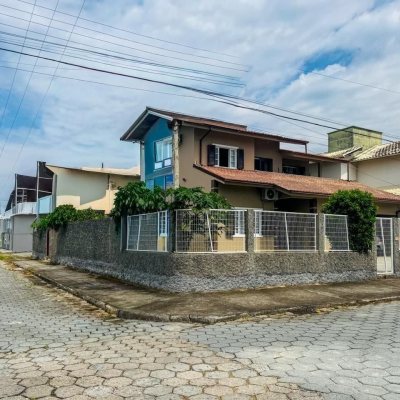 Casa Residencial com 239m², 5 quartos (sendo 1 suíte), 2 garagens, no bairro Carianos em Florianópolis